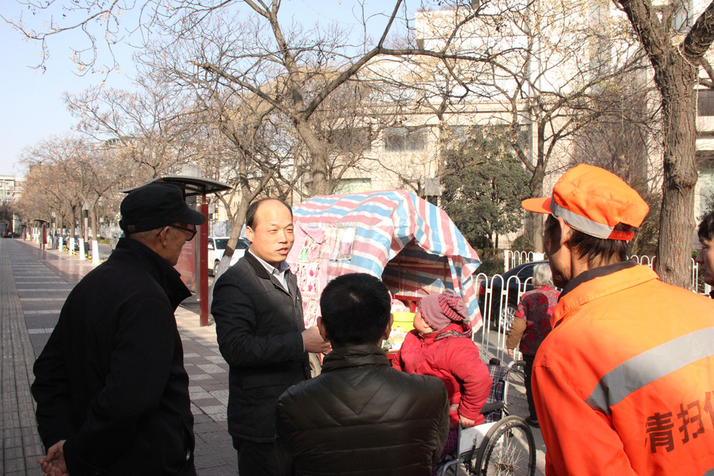 卢辉辉在省政府联合接待大厅门前劝导信访群众。.jpg